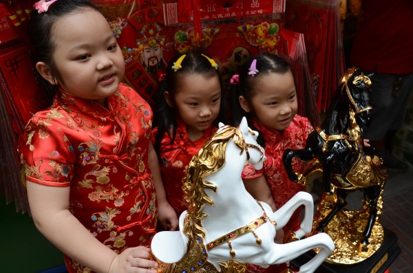 小朋友身穿具中国元素面料做成的衣服庆祝新年