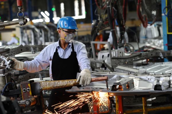 2017年1月11日，一名越南工人在位於北部海陽省福特汽車廠的車間內進行焊接操作。