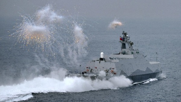 台湾建造的导弹护卫舰在高雄海军港口附近演习期间发射照明弹。