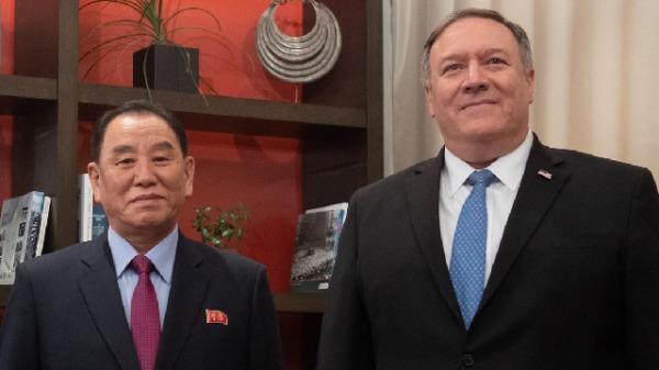 2019年1月18日，美国国务卿篷佩奥在华盛顿特区会议前欢迎朝鲜劳动党副主席金英哲