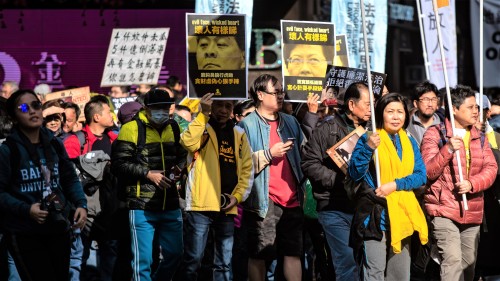 逾5000香港人上街遊行，抗議香港政府過去一年違背民意、侵蝕法治