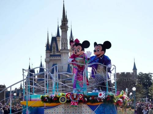 迎接开园35周年的东京迪士尼元旦起推出为期6天的新年活动。米奇和美妮在迪士尼乐园向游客祝新年快乐。