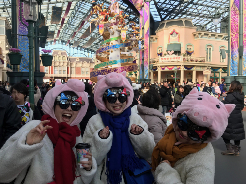 ​​​​​​​迎接开园35周年的东京迪士尼1日起推出为期6天的新年活动。迪士尼动画“狮子王”中的疣猪彭彭是今年猪年主角。此外，园区内可看到樱花妹戴“火腿猪”头套，很俏丽。
