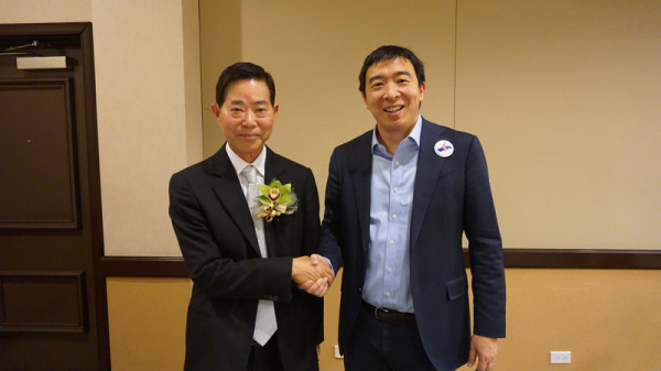 台裔美籍人杨安泽（右）争取美国民主党2020年总统选举提名。
