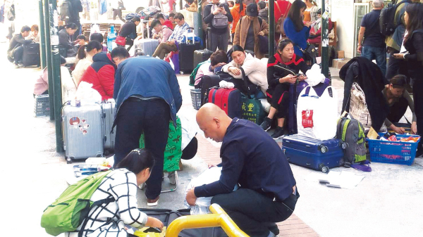 在香港，陸客打開行李收拾「戰利品」的景況隨處可見