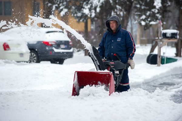 美国中西部和东部周末遭到暴风雪侵袭，川普发推文提醒民众要小心，尽量待在家里。