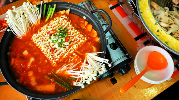 冬天吃火鍋要適量，吃太多麻辣食物恐會造成上火狀況嚴重。
