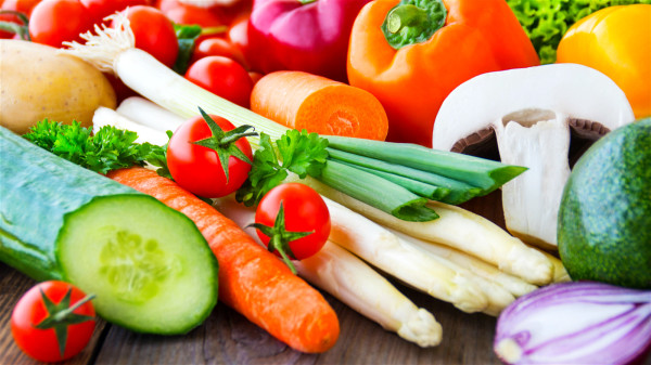 春季饮食重在养肝补脾，以性温、味甘食物为主，首选蔬果类、谷类等。