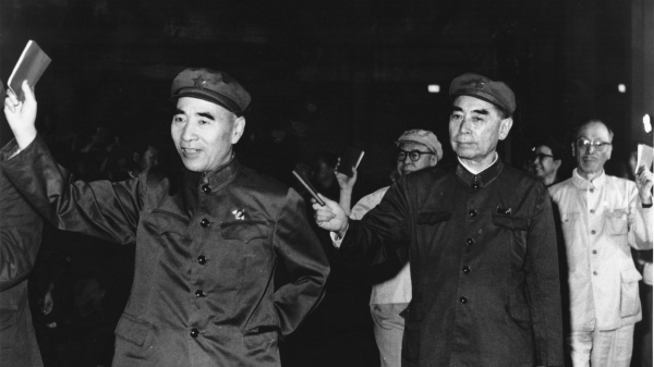 林彪在文革期间与周恩来和康生等人合影。