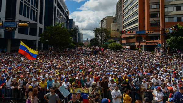 委內瑞拉成千上萬民眾上街集會，反對總統馬杜羅的社會主義政府