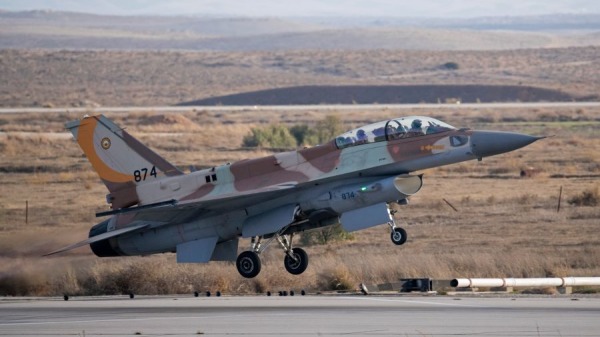 2016年12月29日，以色列F-16戰鬥機於在以色列南部城市Beer Sheva附近的Negev沙漠Hatzerim基地舉行該國空軍飛行員畢業典禮的飛行表演