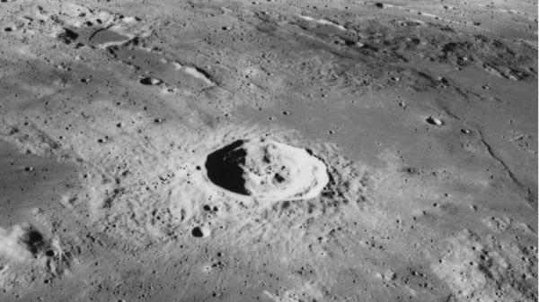月球的陨石坑揭示了地球谜一般的过往