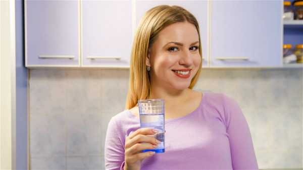 饭前半小时喝一杯水可以稀释胃酸，并缓解饥饿感，控制食欲。