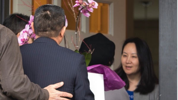 2018年12月12日，中國駐溫哥華總領事佟曉玲一行3人即帶著盆栽蘭花到訪孟晚舟住處