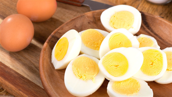 水煮蛋含有丰富的蛋白质，蛋黄更富有叶黄素，是护眼营养素极佳的来源。