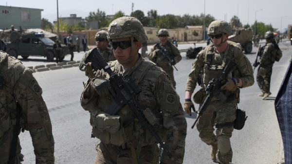 阿富汗民兵组织塔利班与美国谈判代表已达成协议，愿意与美军停火10天，举行会谈。图为在阿富汗的美军。（图片来源：WAKIL KOHSAR / AFP / Getty Images）