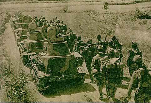 图为向武汉推进的日军。