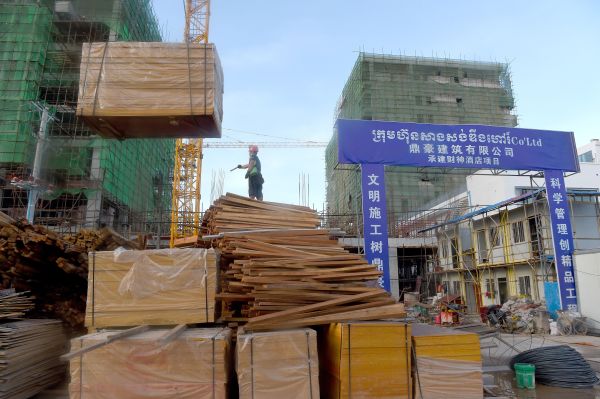 柬埔寨的建築工地可見中文標語