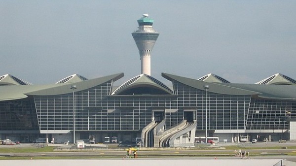 两名中国男子因为在马来西亚吉隆玻国际机场怒骂一位女律师而被警方扣留。