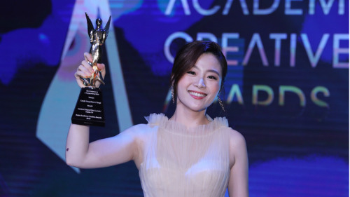 艺人杨小黎，风光拿下今年《台北歌手》第53届电视金钟奖最佳女配角奖。