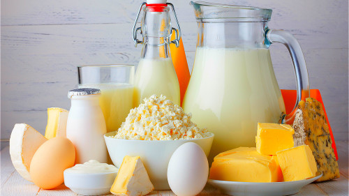 痛风者不宜吃高嘌呤食物，可多选用牛奶、奶酪、脱脂奶粉和鸡蛋蛋白部分。