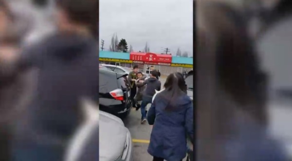 加拿大两华人男子疑为了争停车位大打出手