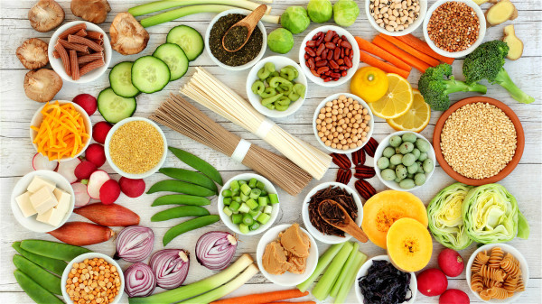 保持均衡的膳食習慣很重要，每天應均衡攝取穀類、蔬菜、水果、豆類等食物。