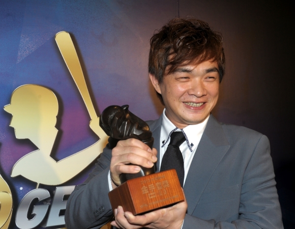 2013年，兄弟象隊人氣王恰恰彭政閔獲一壘手金手套獎。