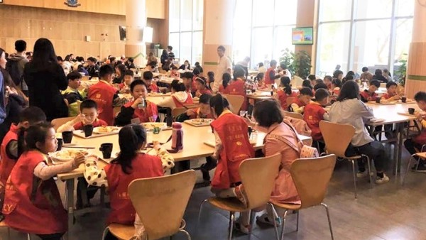 中文大學學生飯堂被「遊學團」攻陷