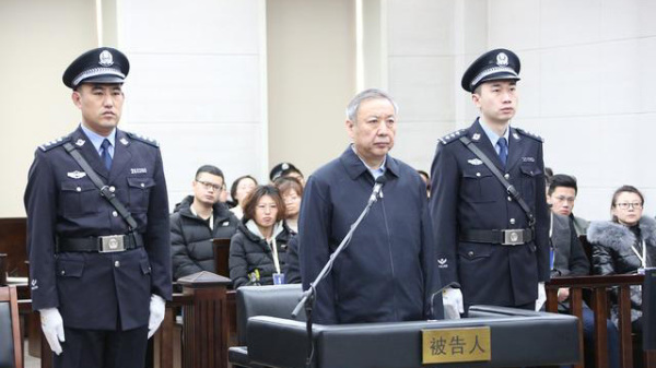 内蒙古原副主席白向群​​​​受审，罪名包括内幕交易和泄露内幕信息。