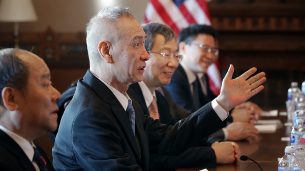 刘鹤建议美国总统川普下个月与中国国家主席习近平举行新的会晤，以解决美中贸易纷争。