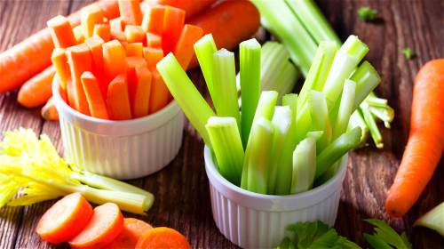 芹菜含大量粗纤维，能擦去牙齿表面的细菌。胡萝卜的维生素A，是牙齿需要的珐琅质。
