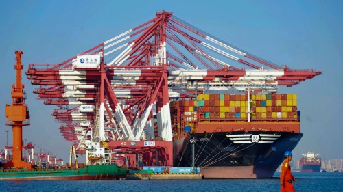 週五，貿易代表萊特希澤發表聲明說，美國正準備對尚未加征關稅的餘下約3000億美元中國商品徵收關稅。