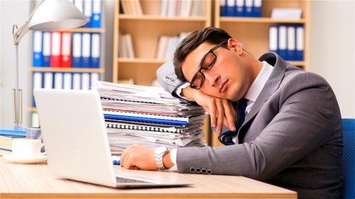 趴著午睡不利於頸椎保持生理的弧度，可能會導致頸椎問題。