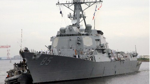 美国防务专家指出，若美国要对应中国与俄罗斯的战略威胁，海军不应考虑削减舰艇数量。图为美国海军驱逐舰“麦康贝尔号”（USS McCampbell） 。（图片来源：Koichi Kamoshida / Getty Images）