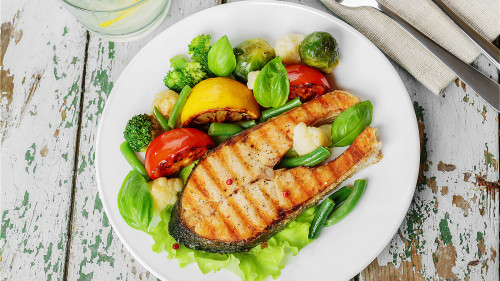 鱼肉含有大量的优质蛋白，脂肪含量低，不用担心血脂过高。