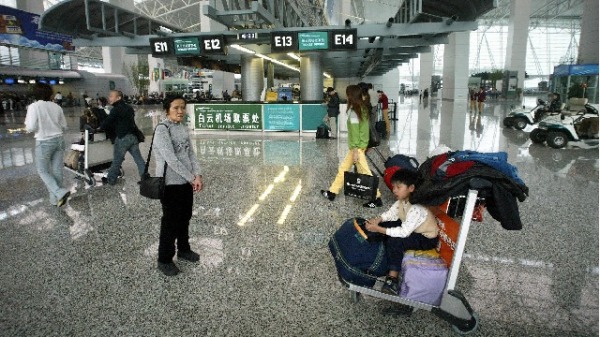 网传有中国人持有效护照、机票却被禁止出境，图为广州白云机场。