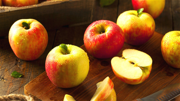 苹果、胡萝卜等松脆的食物就像牙刷一样，有助于清除牙齿污渍。
