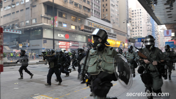 原来香港警方昨日不仅在荃湾一带对学生胸口开真枪，就连在油麻地一带也向港媒记者开枪。图为深水涉现场。