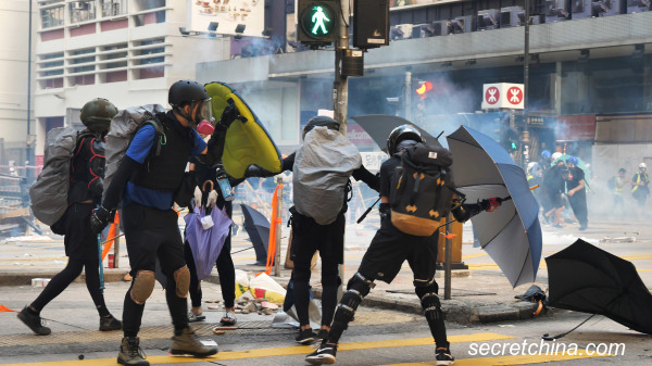 香港示威者在街头奋力抵抗催泪弹