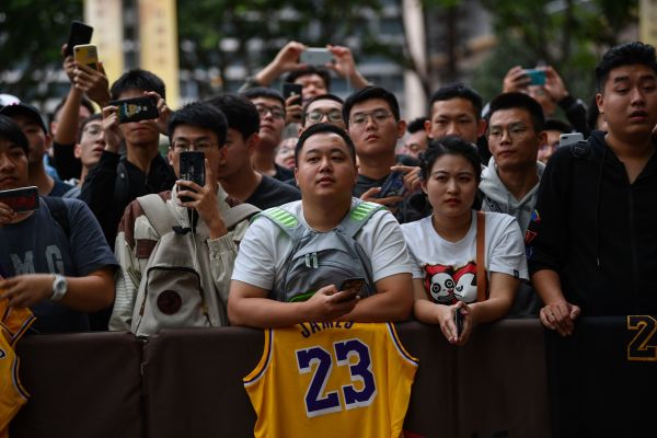尽管NBA遭到大陆官方的抵制，仍有很多全国各地的球迷赶往上海，希望一睹偶像的风采。