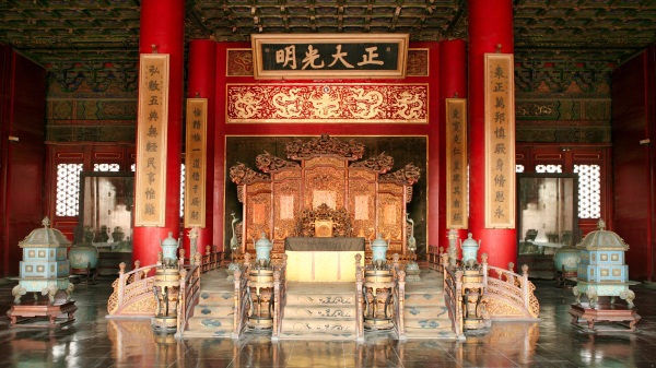 乾清宮內，有著一塊「正大光明」匾額，高掛在龍椅之上，由順治皇帝御筆親題