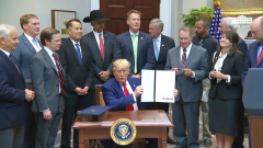 【白宫】川普打击官僚滥权要求执法透明公正(图)