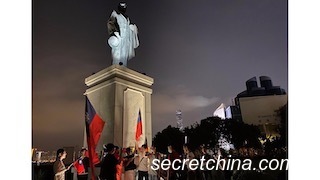 有港人到中山公园向革命先烈致敬。（图片来源：周秀文／看中国摄影）