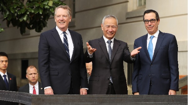美國貿易代表萊特希澤（左）、中共副總理劉鶴（中）與美國財政部長姆努欽（右）。（圖片來源：Chip Somodevilla/Getty Images）