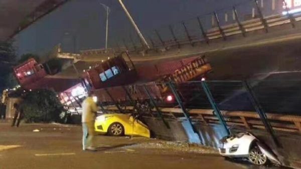 無錫北北環路與息港路交叉十字路口高架橋坍塌，許多車輛被壓在下面。（視頻截圖）