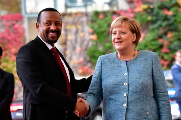 2018年10月30，埃塞俄比亚总理阿比·艾哈迈德·阿里与德国总理默克尔在柏林握手。