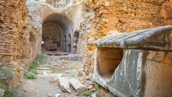 当年，为了躲避罗马皇帝的迫害，“七圣童”跑到土耳其以弗所的山洞里。（图片来源：Adobe Stock）