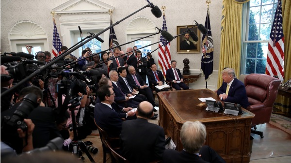 美中达成第一阶段协议。图为川普和刘鹤在椭圆形办公室会见媒体。( Win McNamee / Getty Images)