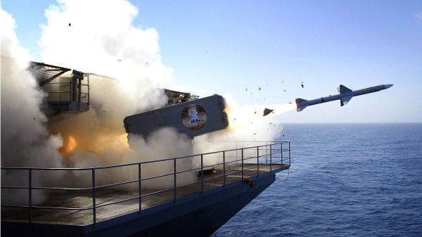 中共軍方26日朝南海發射兩枚中程導彈，「警告」美國。圖為發射導彈示意圖。（圖片來源：Jordon R. Beesley/U.S. Navy via Getty Images）